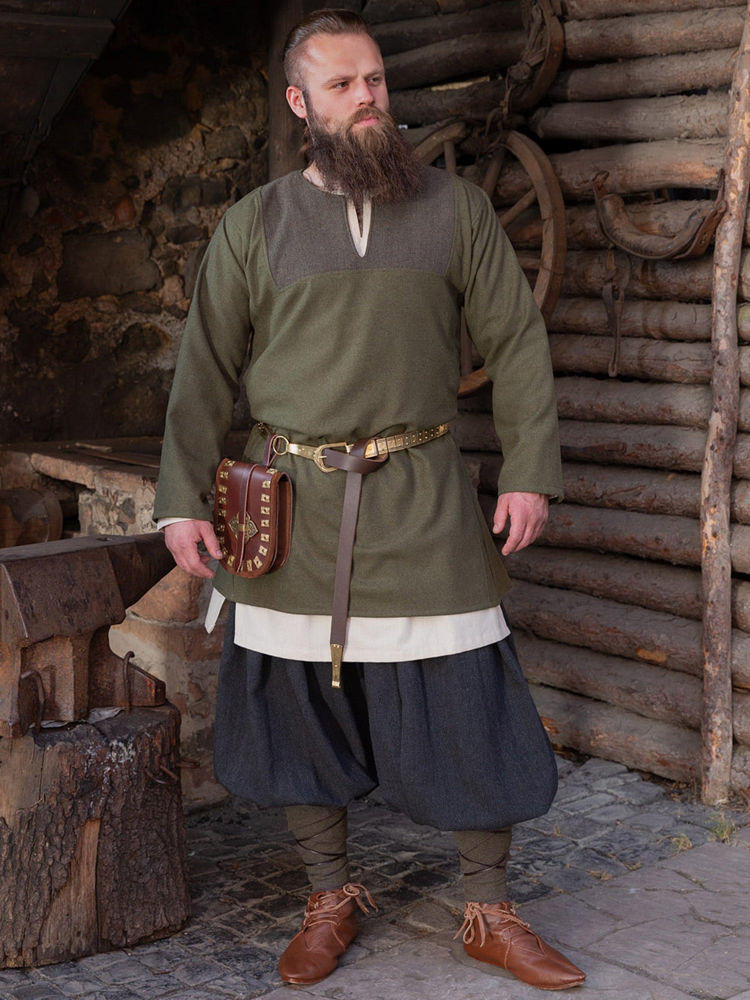 Norse dressed in a brown tunic
