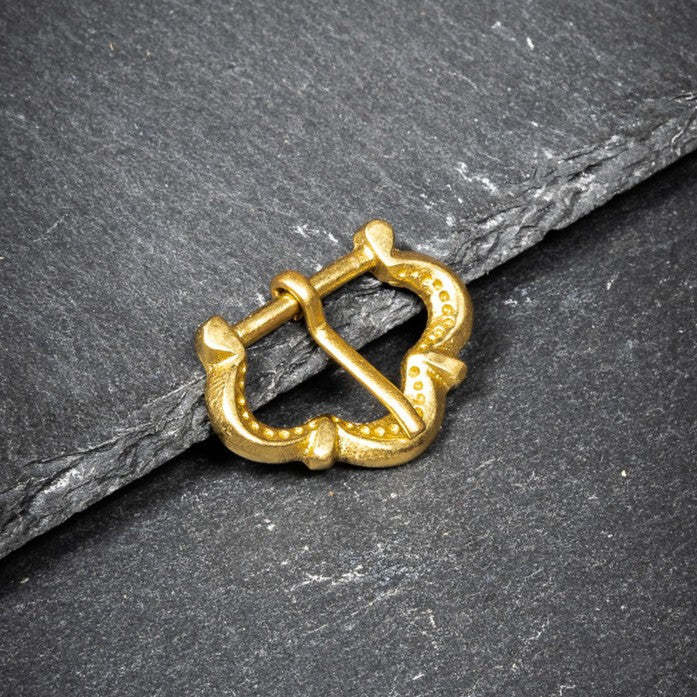 Metal clasp for coats and cloaks