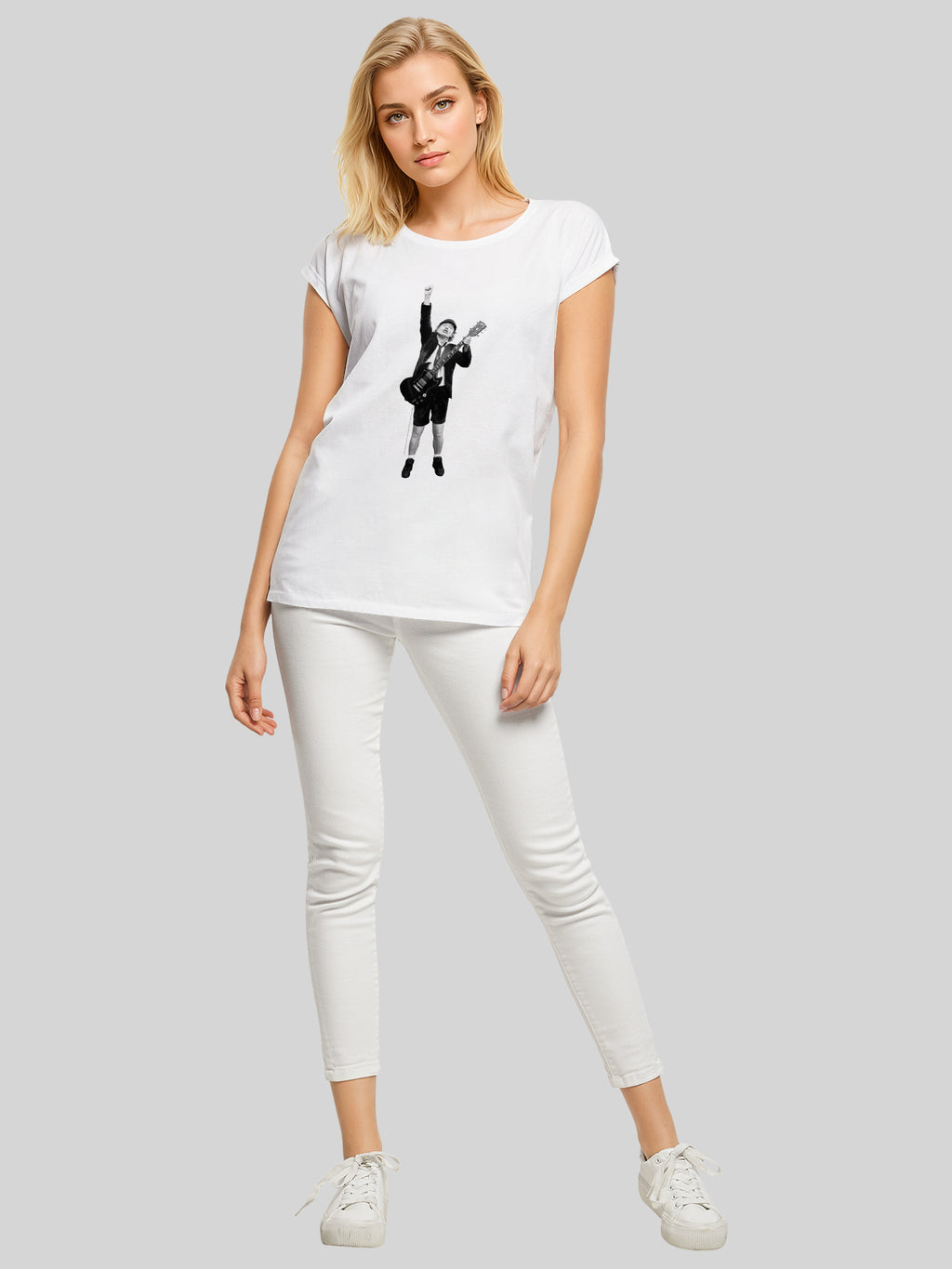 ACDC Angus Young a coupé les dames étendus