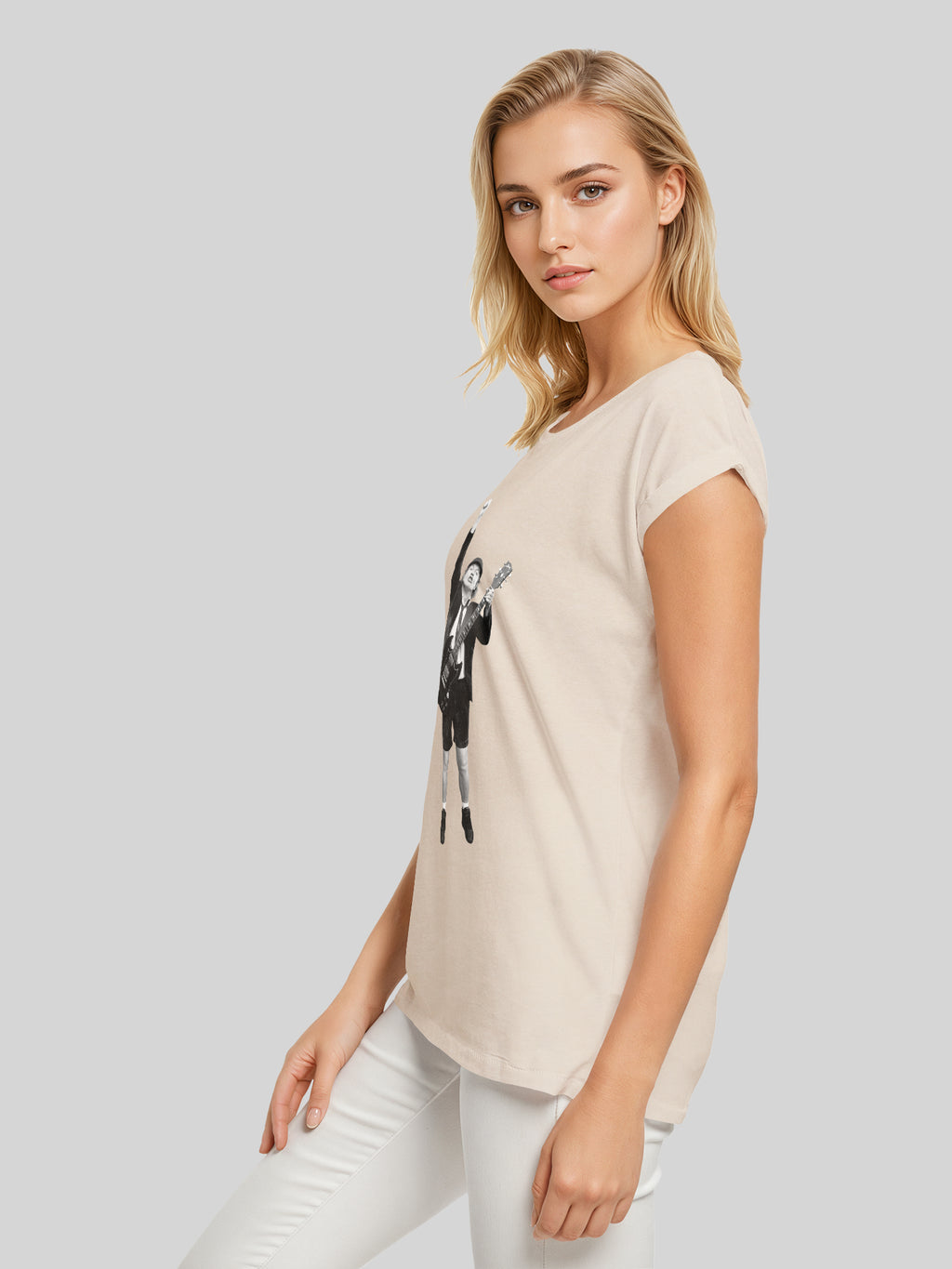 ACDC Angus Young a coupé les dames étendus