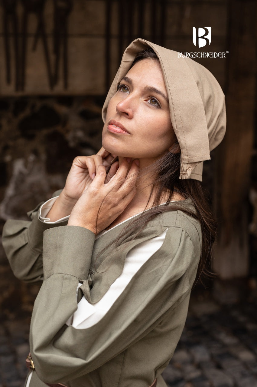 Bonnet Helga Hemp translates to \"Gorro Helga de cáñamo\" in Spanish.