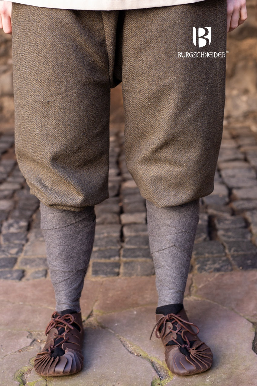 Rus Pants Tilda Herringbone Olive/Grey translates to \"Pantalones Rus Tilda Espiga Verde/Gris\" in Spanish.