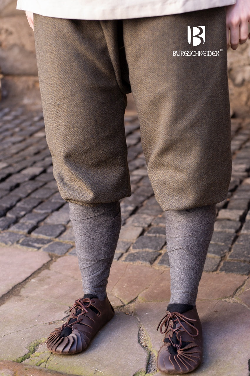 Rus Pants Tilda Herringbone Olive/Grey translates to \"Pantalones Rus Tilda Espiga Verde/Gris\" in Spanish.